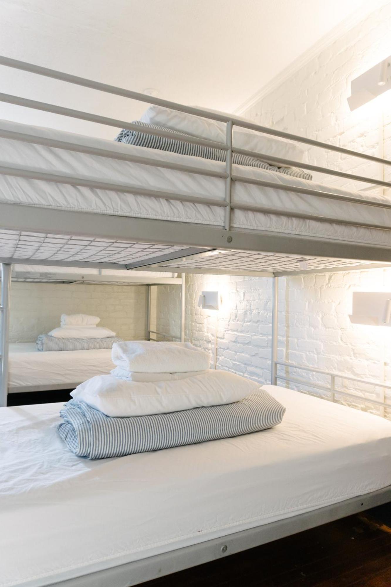 Saintlo Ottawa Jail Hostel Екстер'єр фото