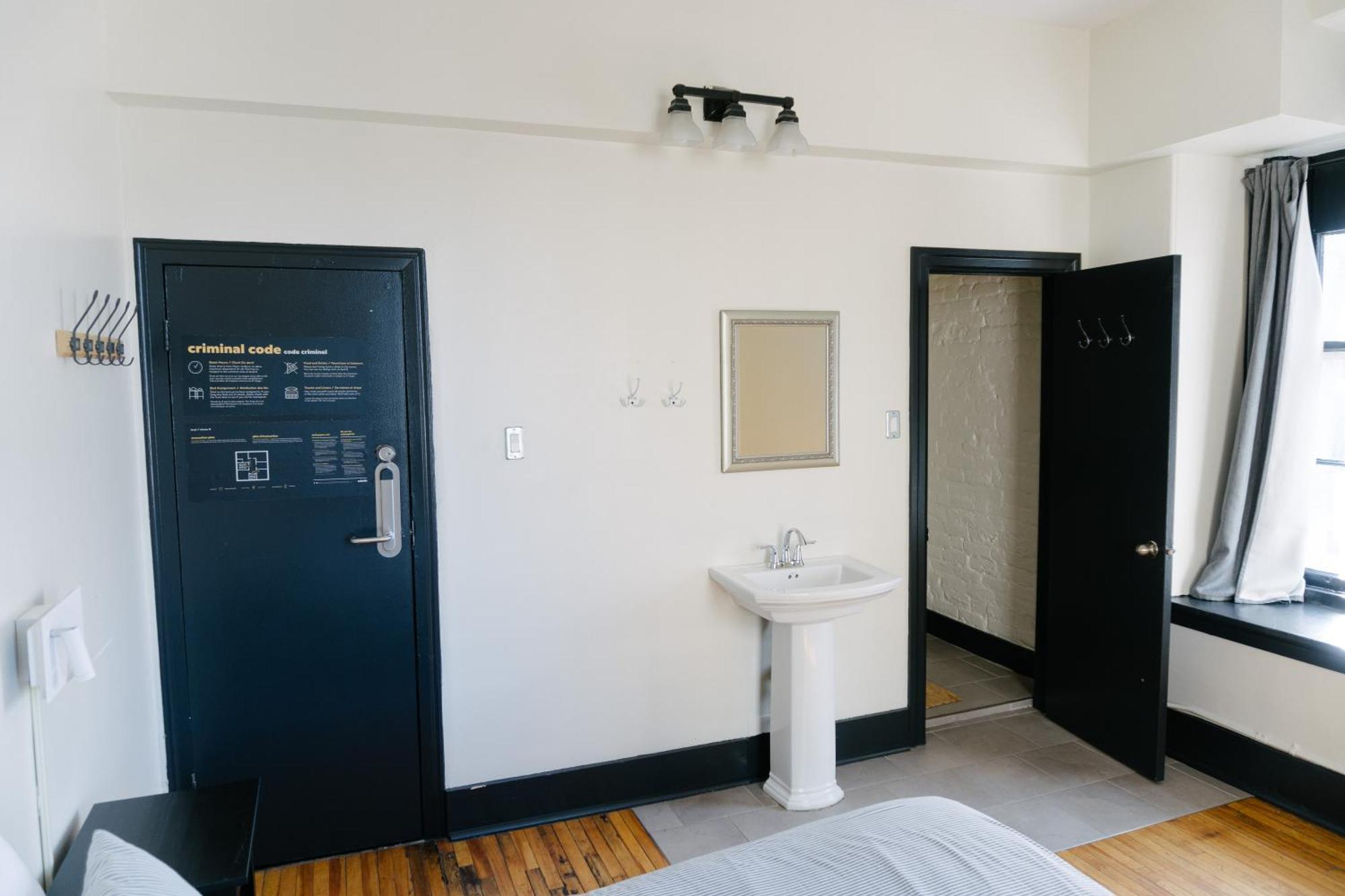 Saintlo Ottawa Jail Hostel Екстер'єр фото